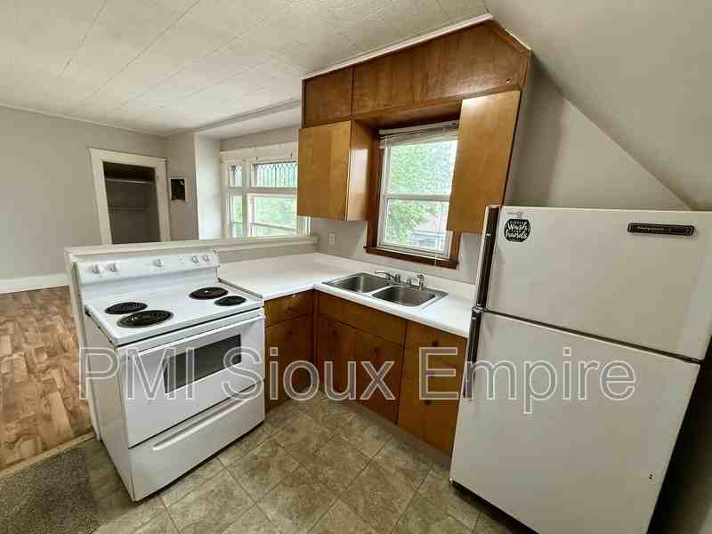 927 S Spring Ave #3 - Photo 5 of 20