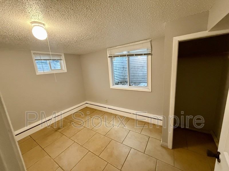 2600 S Duluth Ave - Photo 2 of 10