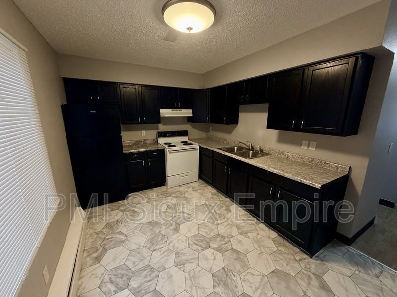 2608 S Duluth Ave - Photo 2 of 3