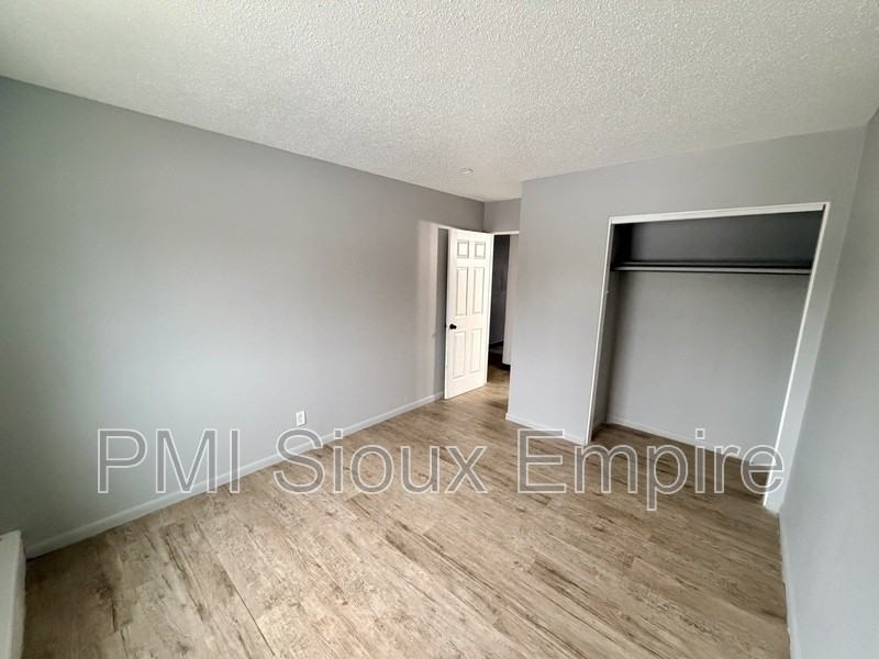 2608 S Duluth Ave - Photo 3 of 3