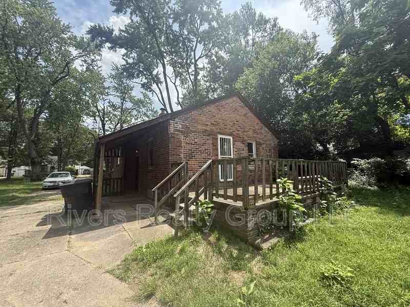 16555 W Parkway St - Photo 2 of 10