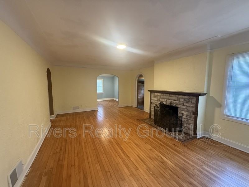 16555 W Parkway St - Photo 3 of 10