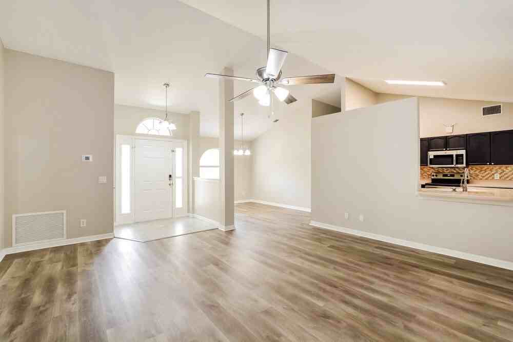 909 Vassar Dr - Photo 5 of 16