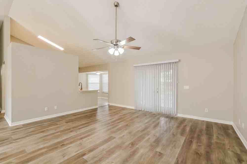 909 Vassar Dr - Photo 6 of 16