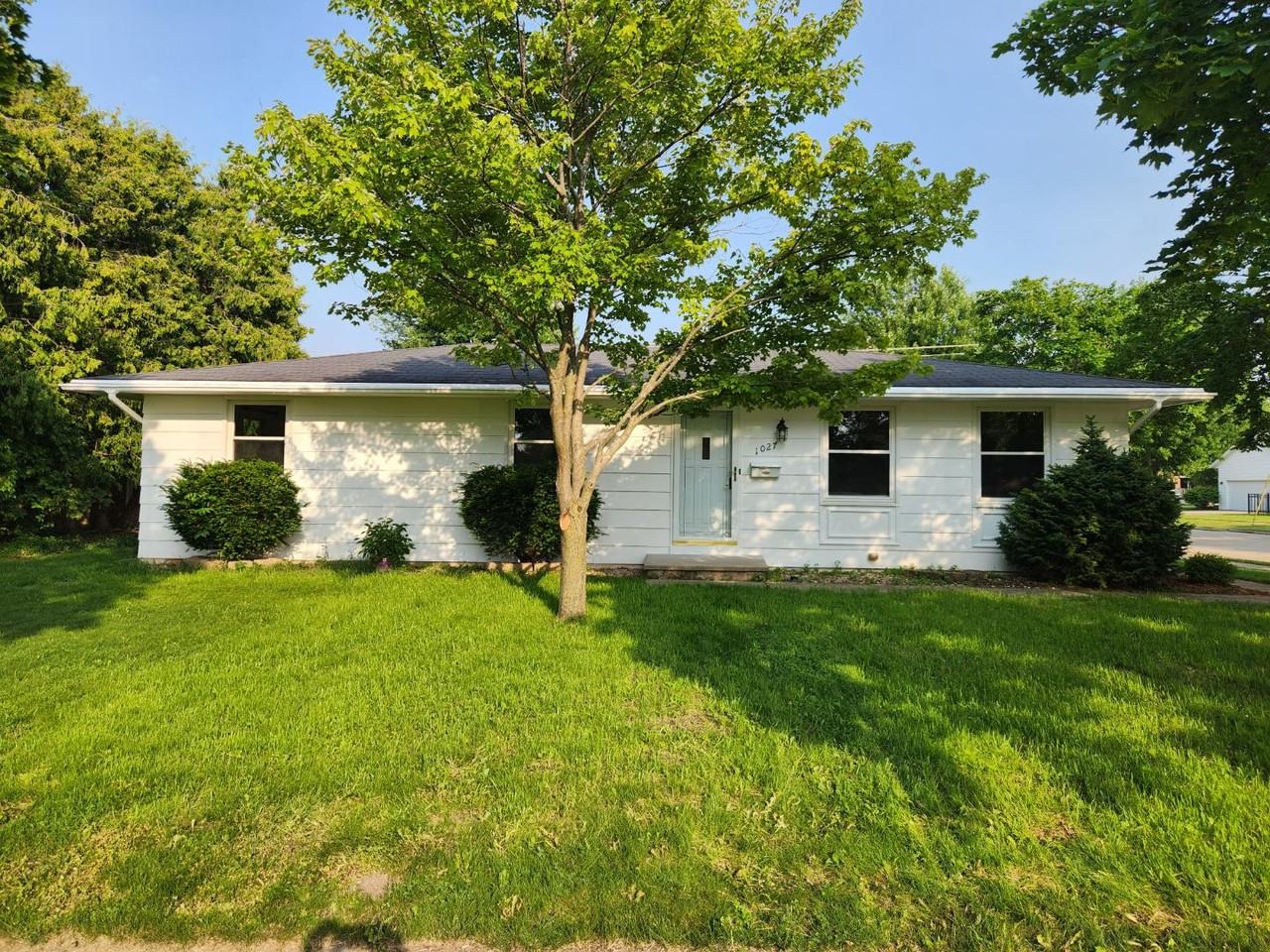 1027 Cardinal St - Photo 4 of 11