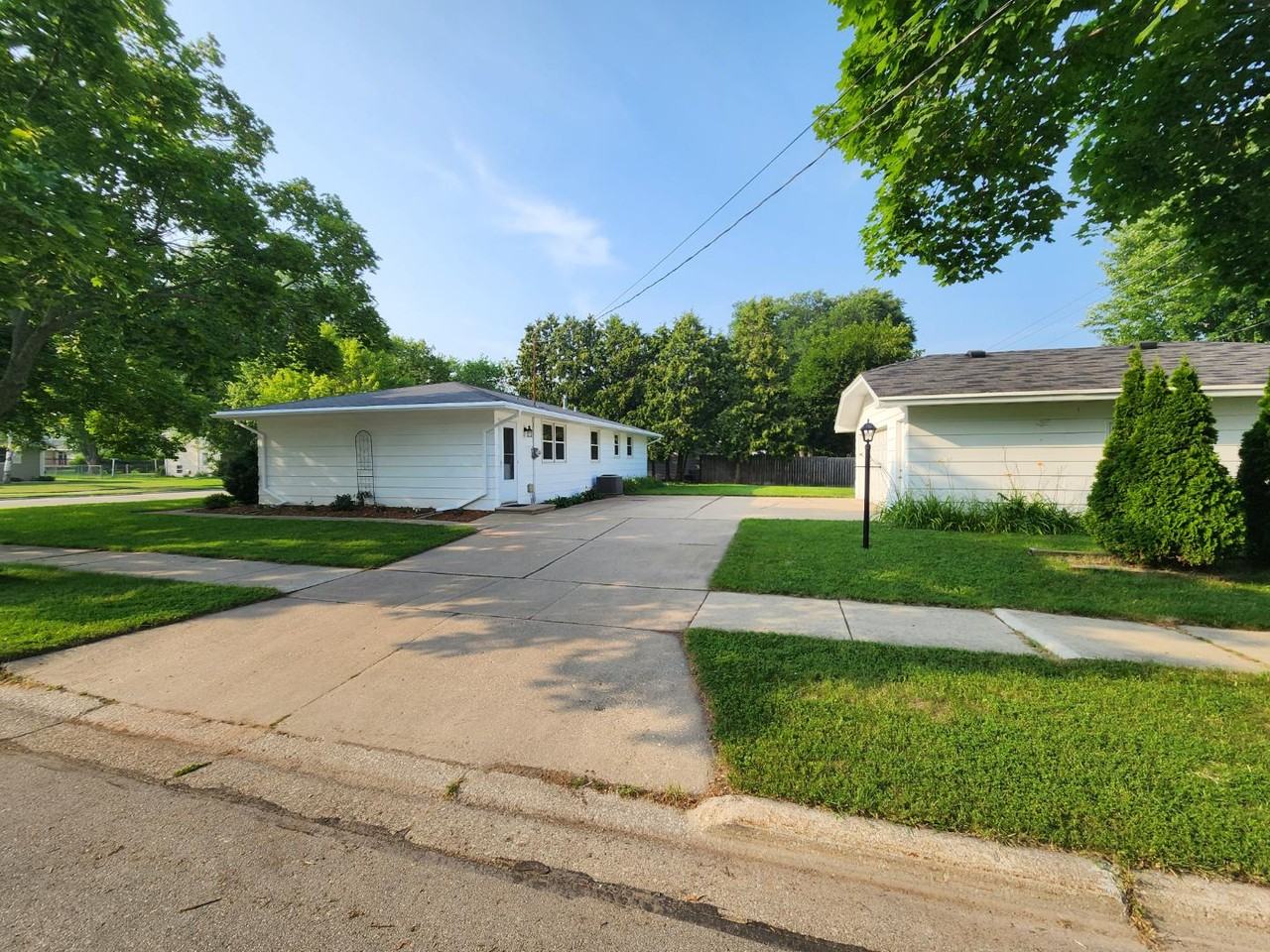 1027 Cardinal St - Photo 5 of 11
