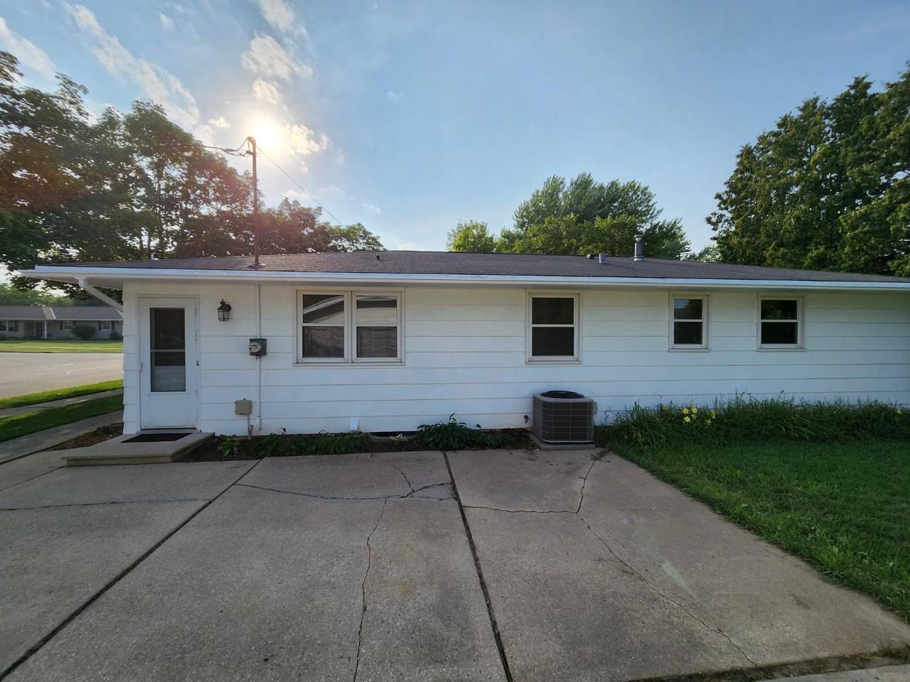 1027 Cardinal St - Photo 7 of 11