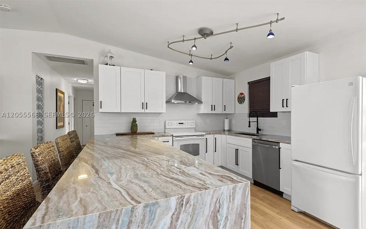 320 Se 26th Ter #NA - Photo 3 of 16