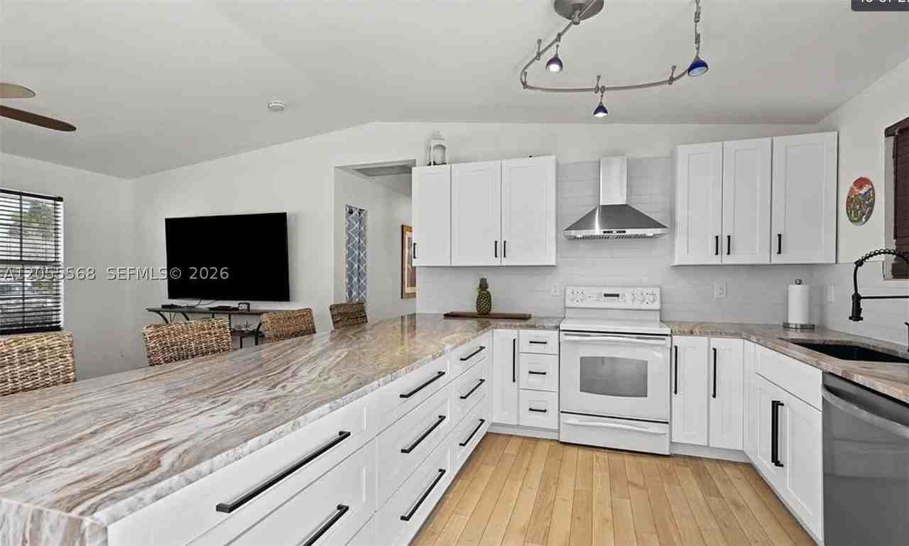 320 Se 26th Ter #NA - Photo 6 of 16