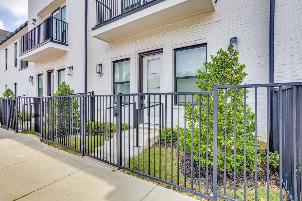 123 Thornton St - Photo 3 of 24