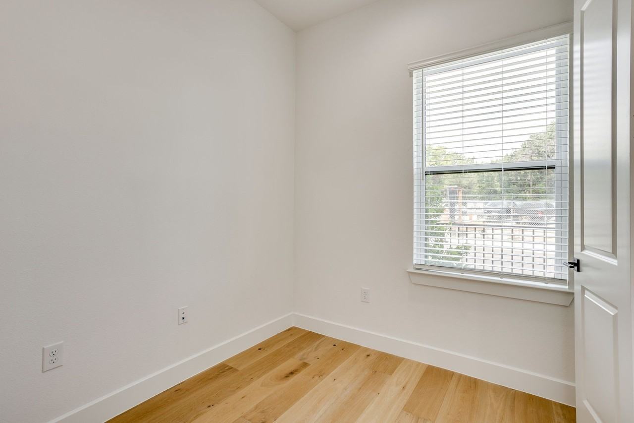123 Thornton St - Photo 6 of 24