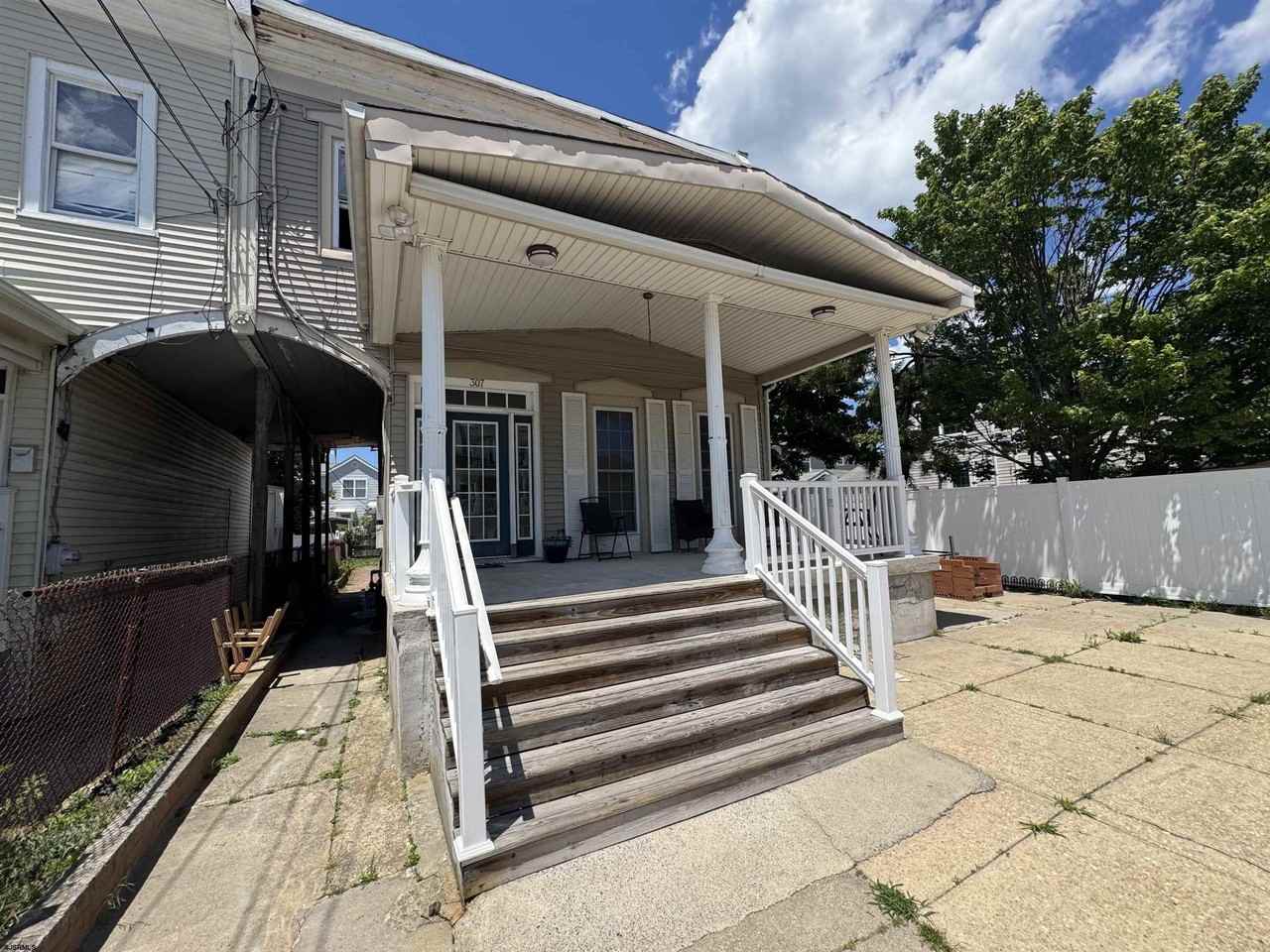 307 Grammercy Pl #2 - Photo 3 of 8