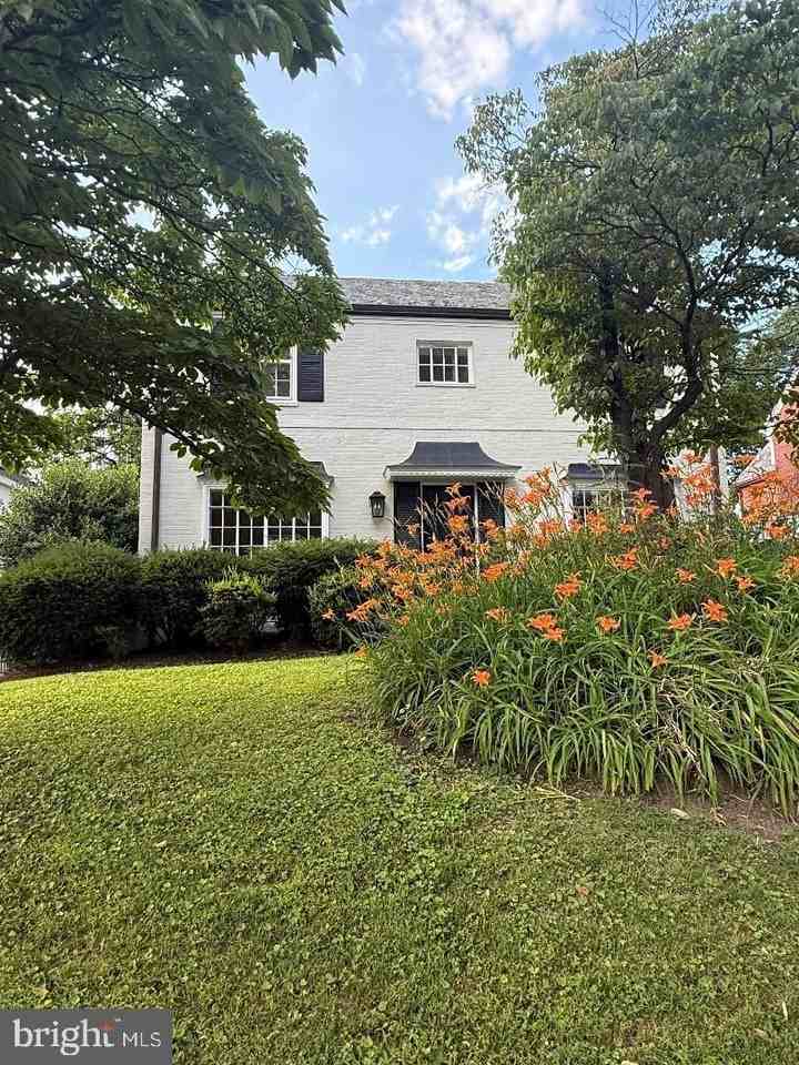 4721 Yuma St Nw - Photo 3 of 34