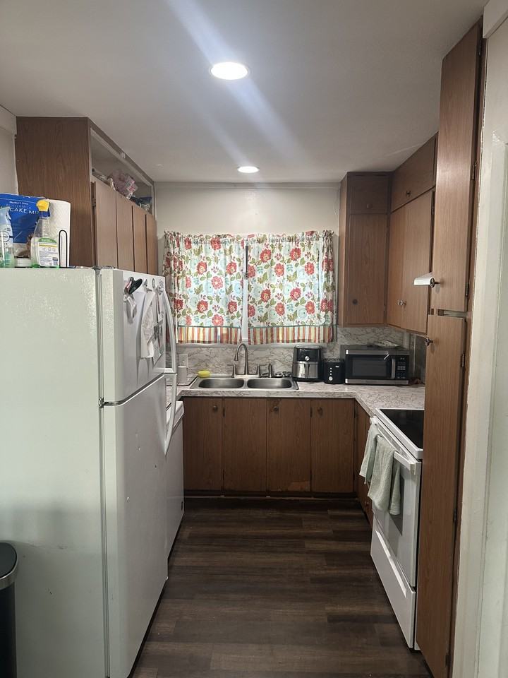 2312 Knapp St - Photo 3 of 23