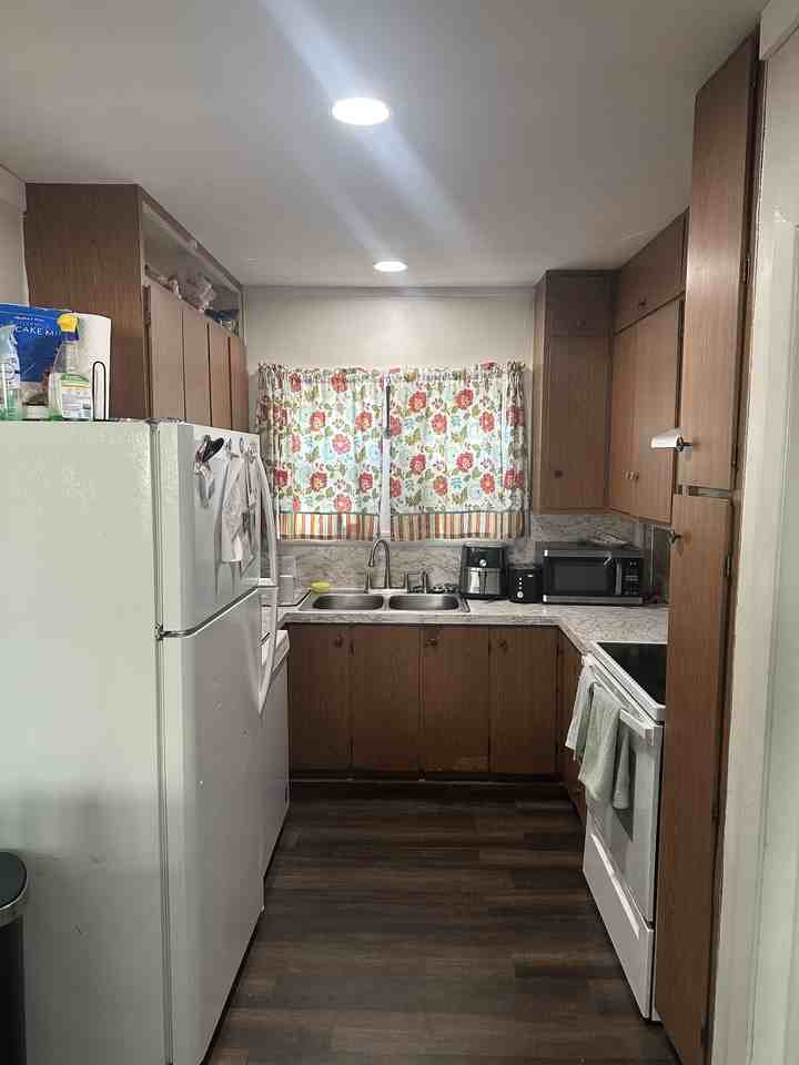 2312 Knapp St - Photo 4 of 23