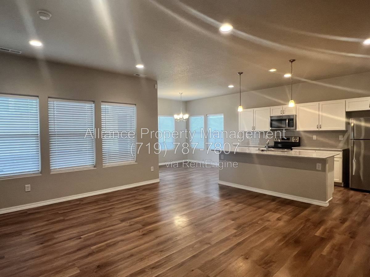 7851 Lathrop Vw - Photo 3 of 10