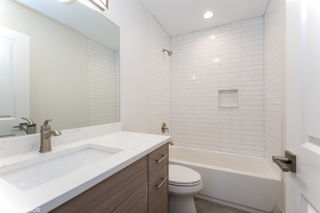 5031 N Winchester Ave #2 - Photo 2 of 12