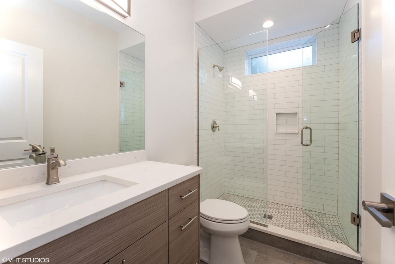 5031 N Winchester Ave #2 - Photo 3 of 12