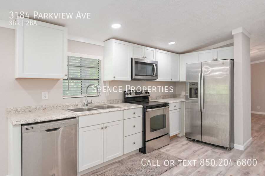 3184 Parkview Ave - Photo 5 of 37