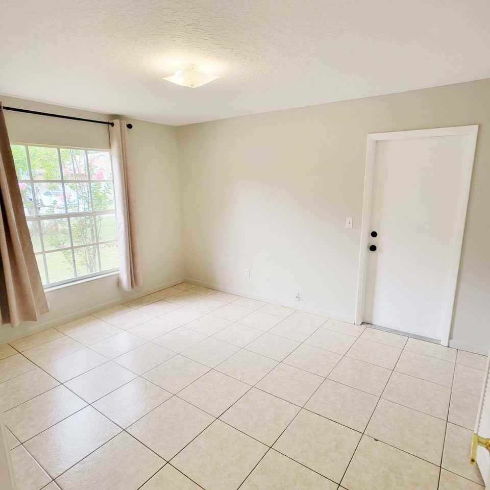 8411 N Greenwood Ave - Photo 2 of 20