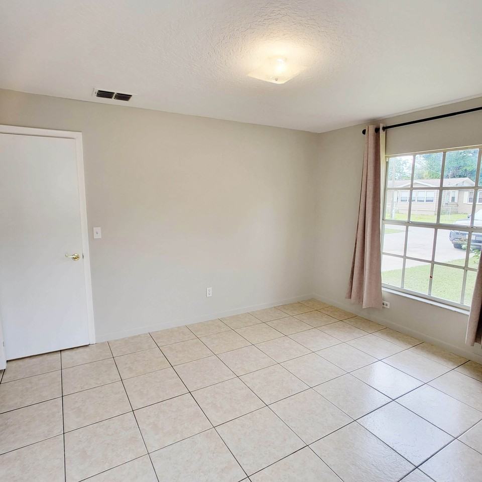 8411 N Greenwood Ave - Photo 4 of 20