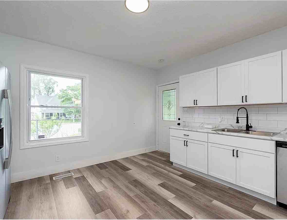 2531 Brookside Ave - Photo 6 of 9