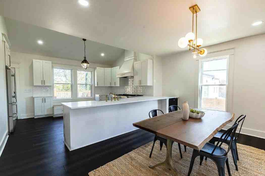 1017 Thompson Pl - Photo 4 of 15