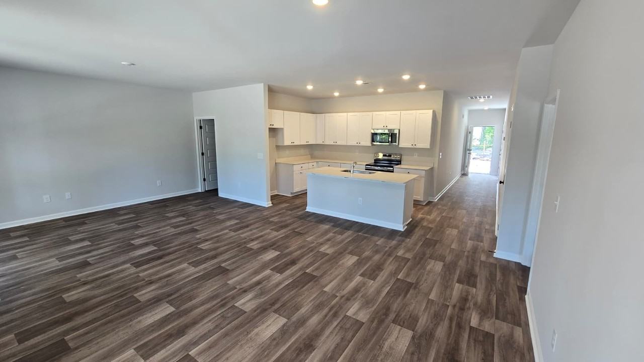 1082 Harbor Dr - Photo 5 of 15