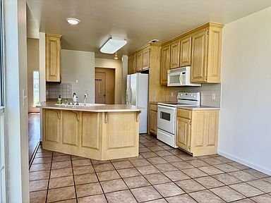 806 Almoo St - Photo 7 of 11