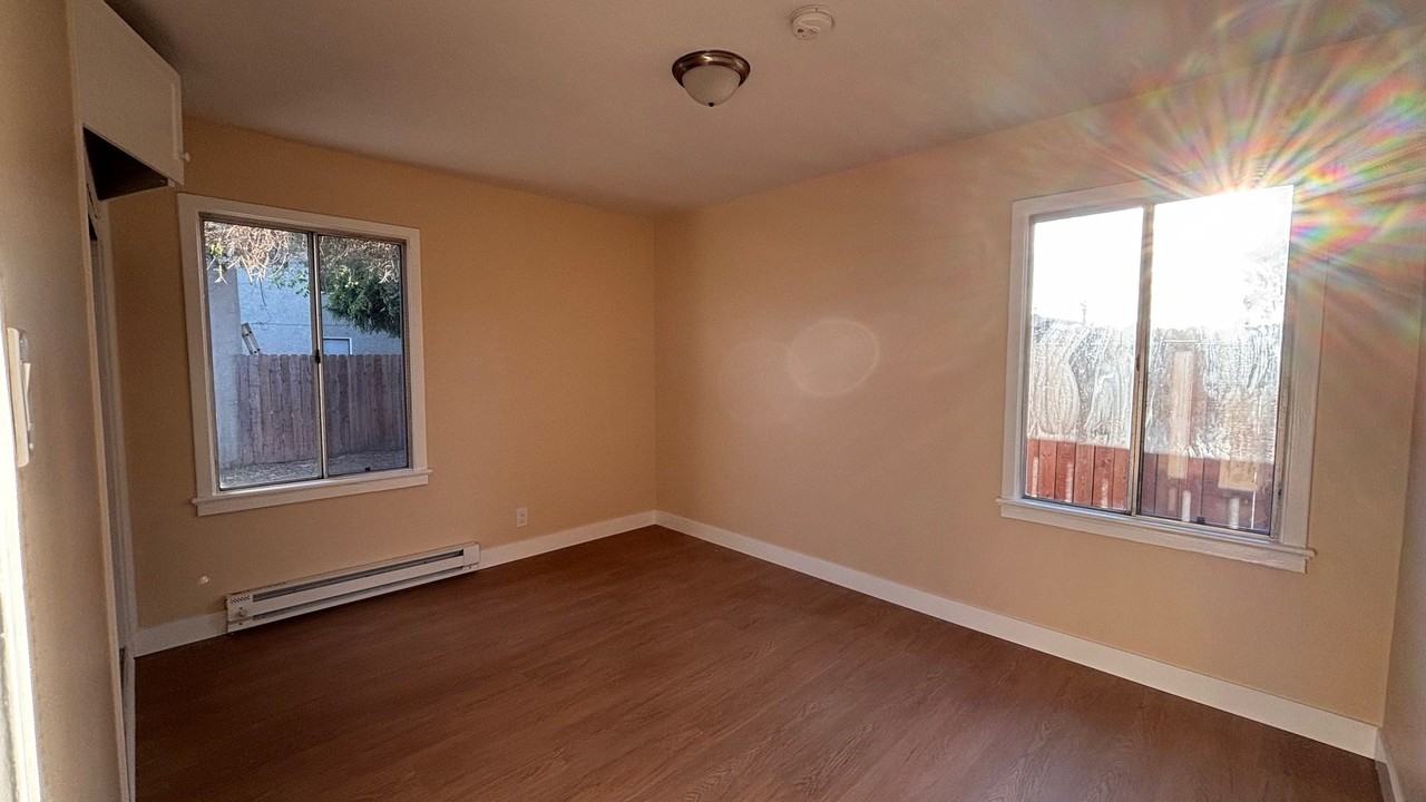 855 W 29th Pl - Photo 5 of 8