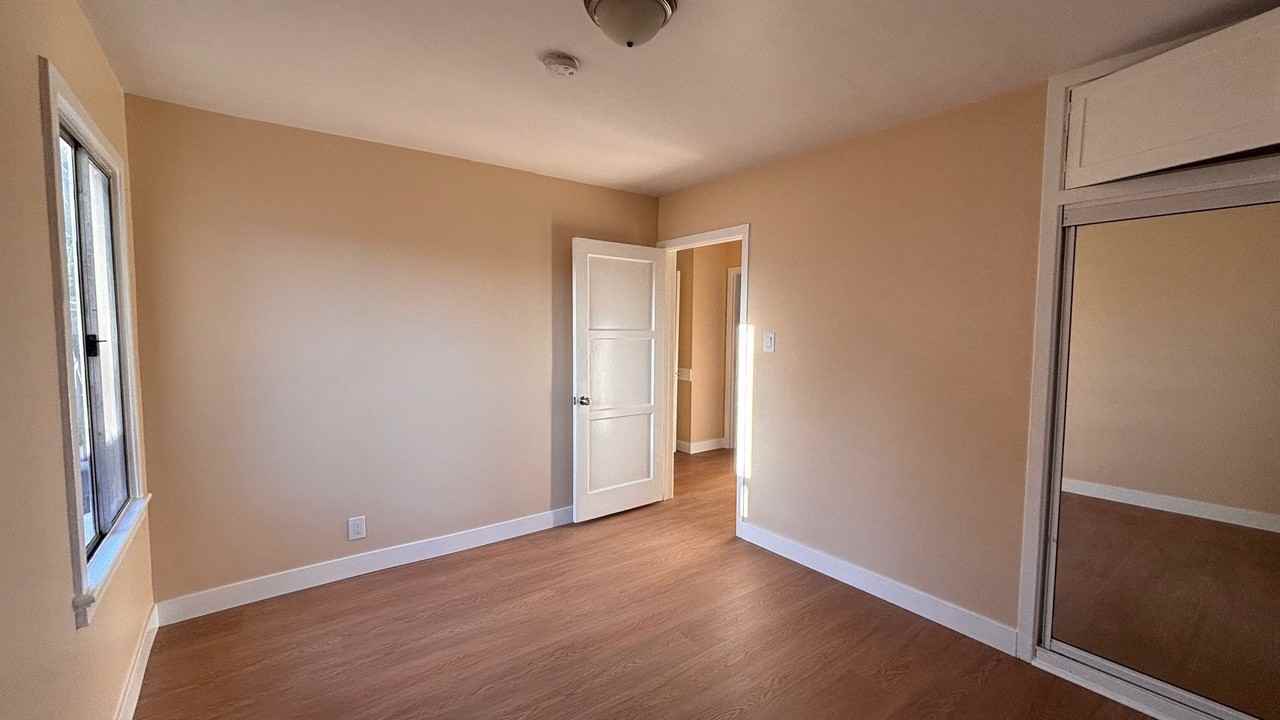 855 W 29th Pl - Photo 6 of 8