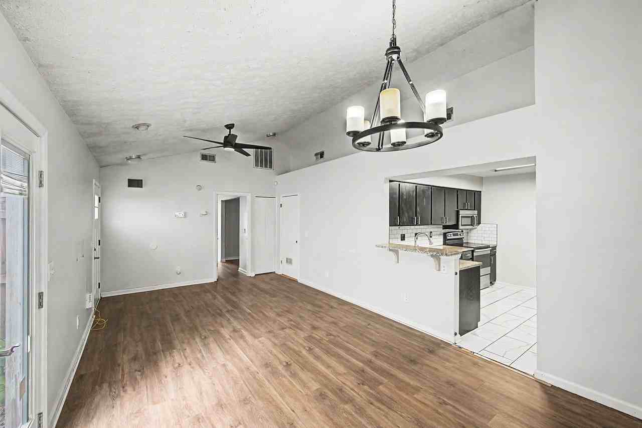 614 Poplar Pl - Photo 4 of 12