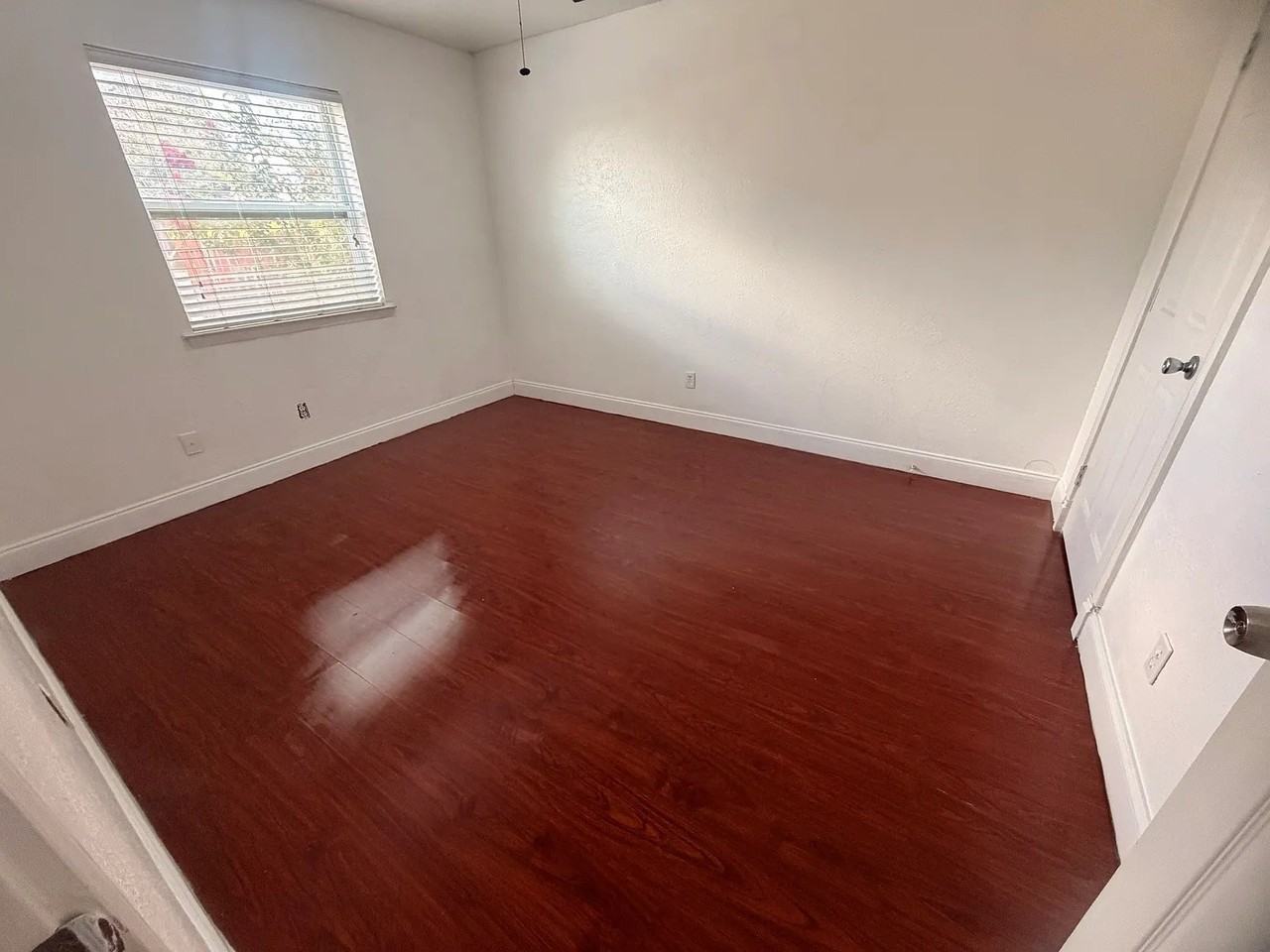 1112 Park Center Ct - Photo 4 of 13