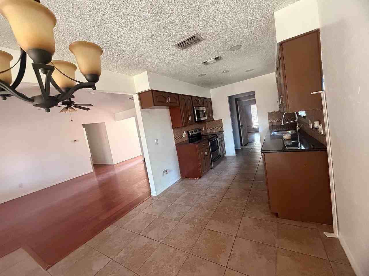 1112 Park Center Ct - Photo 7 of 13