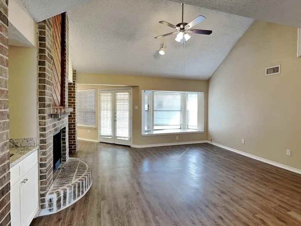 2437 Rochelle Ln ##Tx - Photo 3 of 10