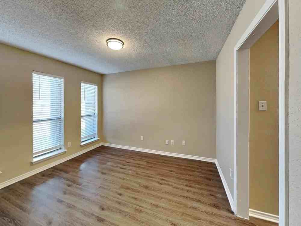 2437 Rochelle Ln ##Tx - Photo 4 of 10