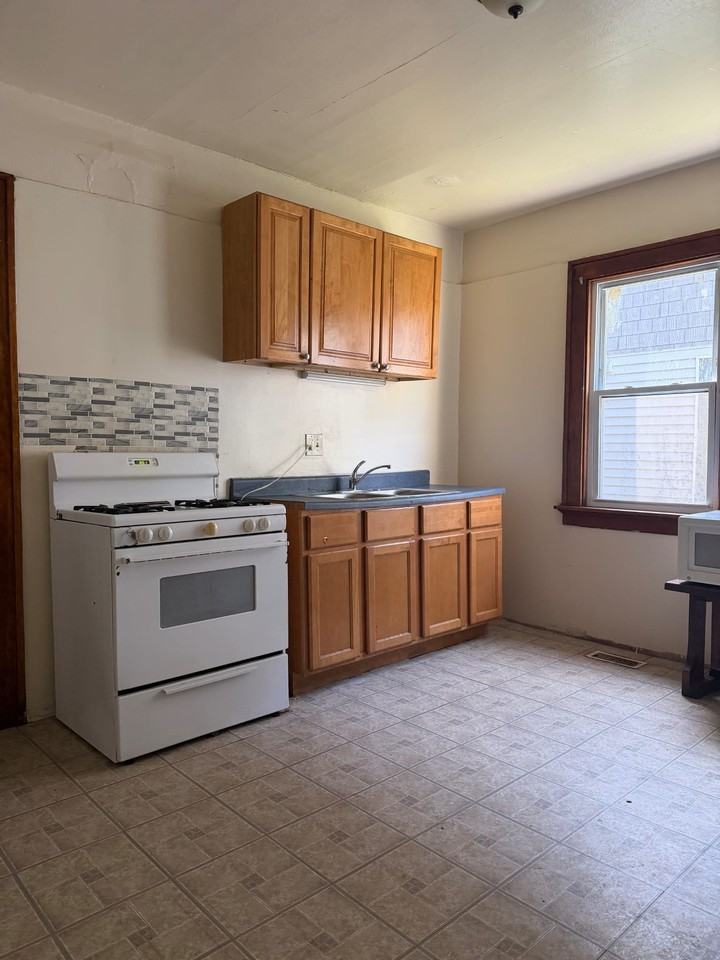 2435 N 44th St - Photo 4 of 5