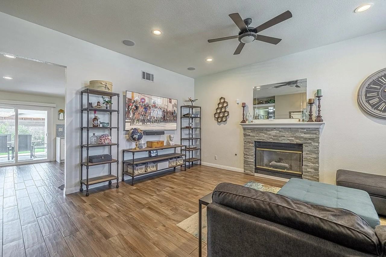 43135 Sunny Ln - Photo 2 of 17