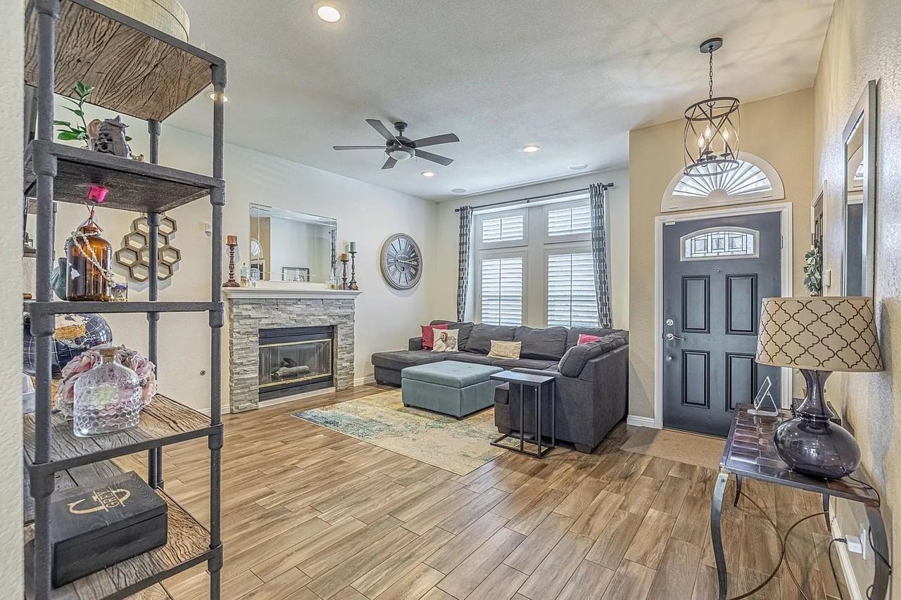 43135 Sunny Ln - Photo 3 of 17