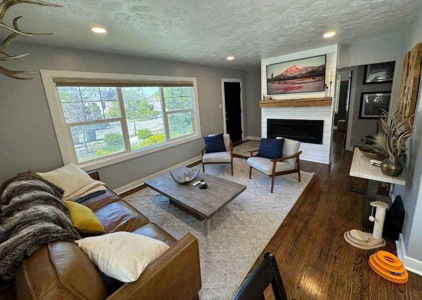 2065 E Stratford Dr - Photo 2 of 13