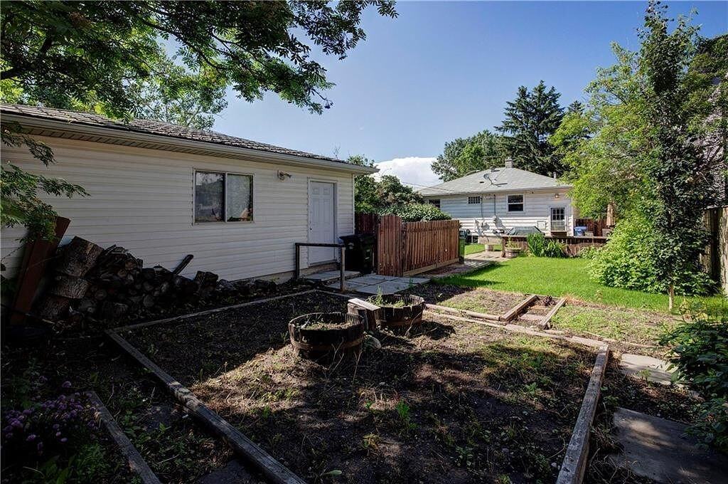 2451 28 Ave Sw - Photo 2 of 28