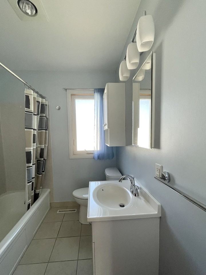 945 40 St Sw - Photo 2 of 16