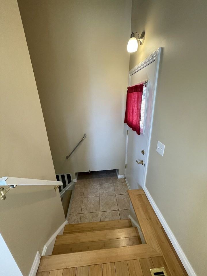945 40 St Sw - Photo 4 of 16