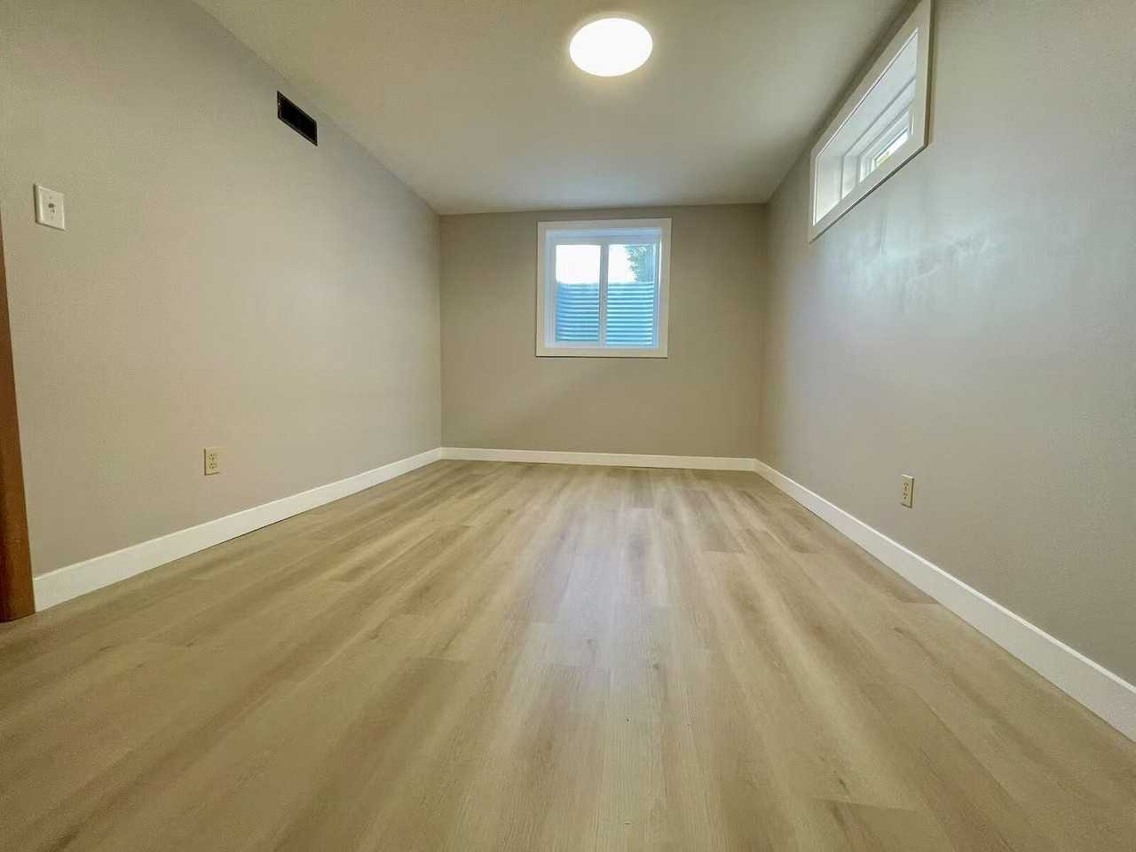 945 40 St Sw - Photo 7 of 16