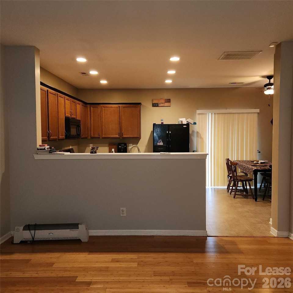 1045 Willow Wind Dr - Photo 3 of 14