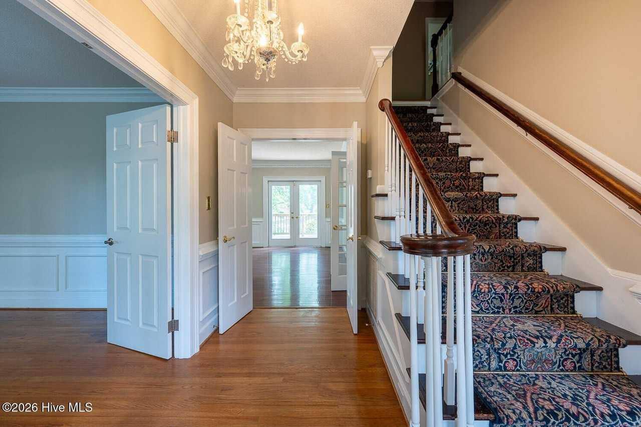 4135 Knollcrest Cir N - Photo 4 of 37