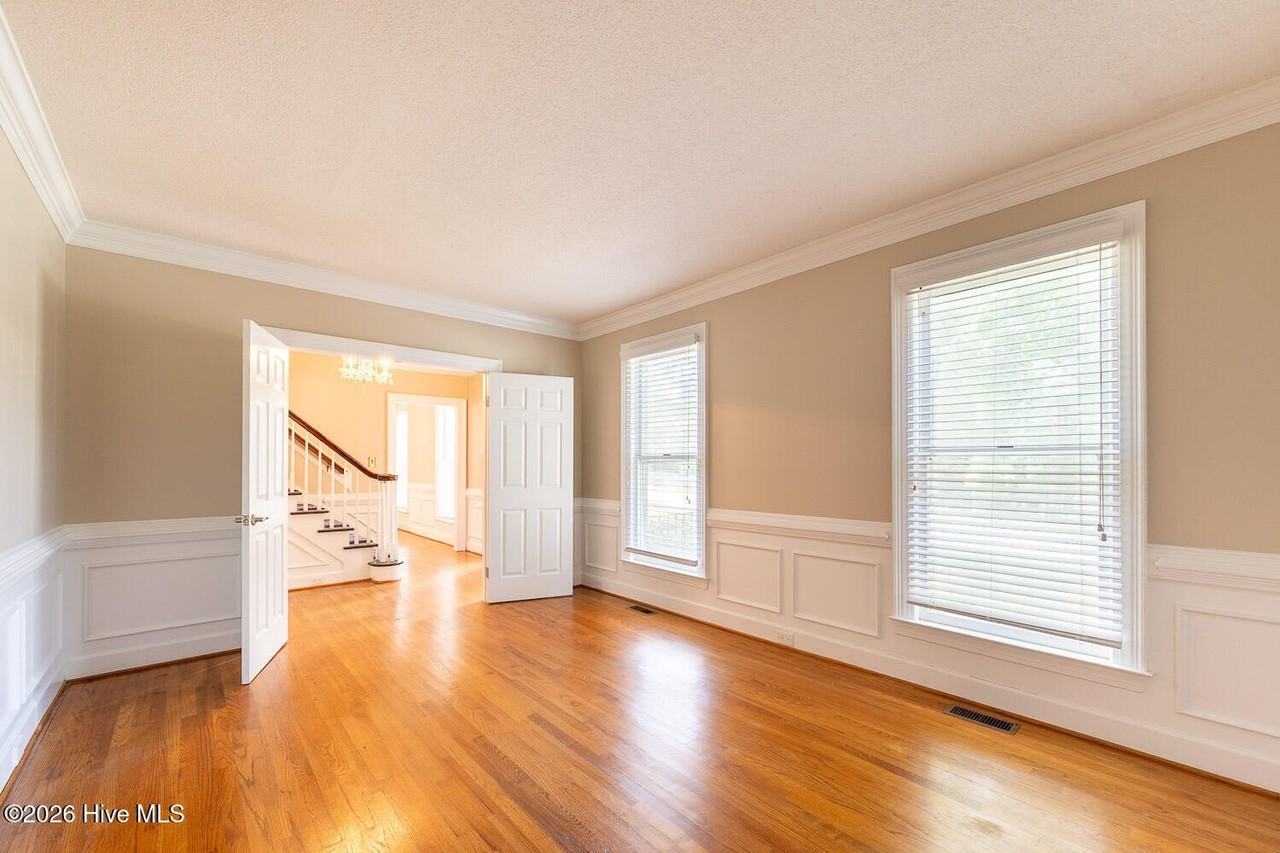4135 Knollcrest Cir N - Photo 6 of 37