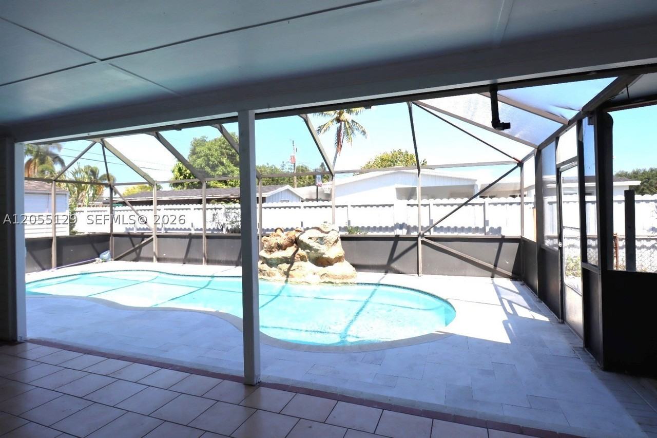141 Mcarthur Pkwy #A - Photo 5 of 13