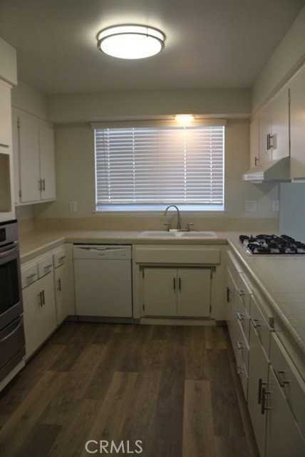 548 Stanford Ave - Photo 2 of 8