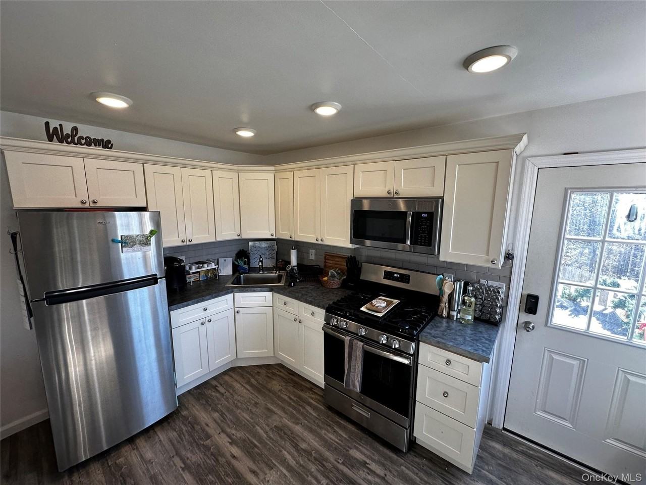 7 Lori Ct - Photo 4 of 11